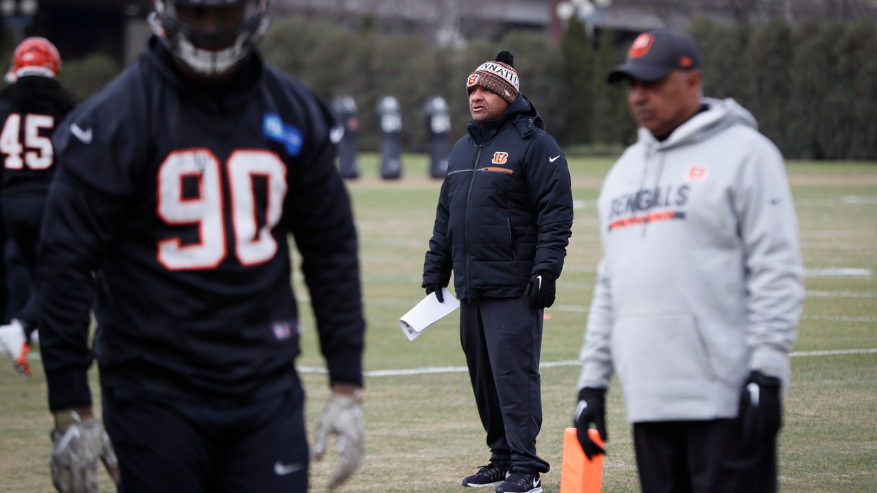 Hue Jackson back with Bengals in unscripted coaching role
